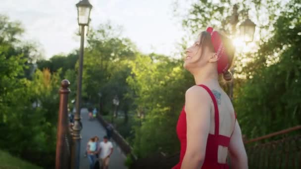 Chica Feliz Vestido Rojo Caminando Parque Disfrutando Del Sol Poniente — Vídeo de stock