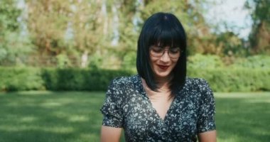 Duygusal kız yaşam tarzı. Kız farklı duygular göstererek prezervatifleri gösteriyor, gözyaşları paketliyor, parmağını ve başını sallıyor, farklı duygular gösteriyor..