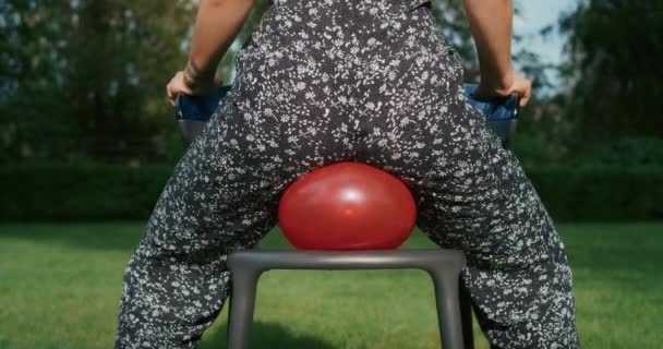 Μια Χαρούμενη Γυναίκα Παίζει Μπαλόνια Μιμούμενη Την Αξιοπιστία Των Προφυλακτικών — Αρχείο Βίντεο