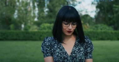 Duygusal kız yaşam tarzı. Kız farklı duygular göstererek prezervatifleri gösteriyor, gözyaşları paketliyor, parmağını ve başını sallıyor, farklı duygular gösteriyor..