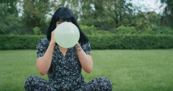 Μια Χαρούμενη Γυναίκα Φουσκώνει Μπαλόνια Και Σπάνε Δείχνοντας Ότι Όλα — Αρχείο Βίντεο