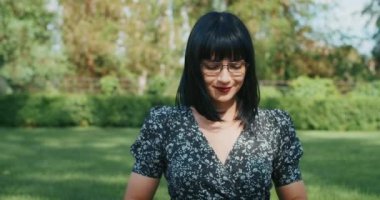 Duygusal kız yaşam tarzı. Kız farklı duygular göstererek prezervatifleri gösteriyor, gözyaşları paketliyor, parmağını ve başını sallıyor, farklı duygular gösteriyor..