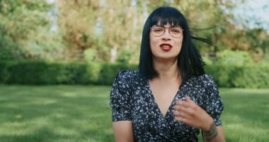 Duygusal kız yaşam tarzı. Kız farklı duygular göstererek prezervatifleri gösteriyor, gözyaşları paketliyor, parmağını ve başını sallıyor, farklı duygular gösteriyor..