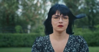 Duygusal kız yaşam tarzı. Kız farklı duygular göstererek prezervatifleri gösteriyor, gözyaşları paketliyor, parmağını ve başını sallıyor, farklı duygular gösteriyor..