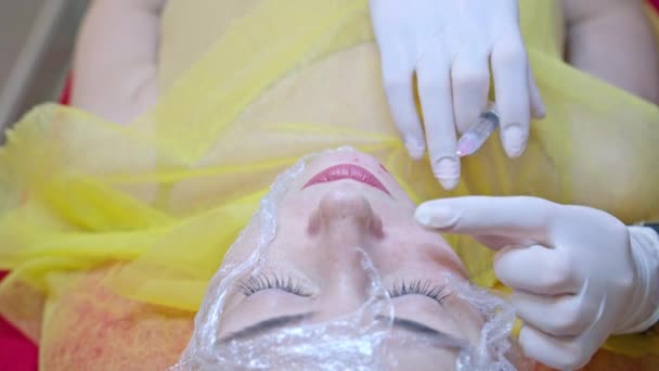 Concepto Belleza Inyección Cosmetología Clínica Esteticista Experimentado Que Usa Guantes — Vídeo de stock