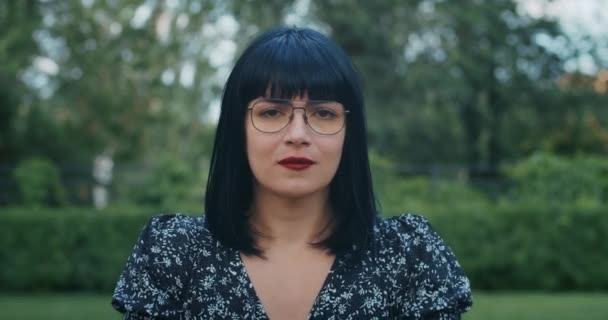 Emocionální Dívčí Životní Styl Dívka Demonstruje Kondomy Skrze Emoce Slzy — Stock video