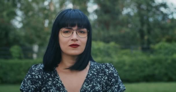 Emocionální Dívčí Životní Styl Dívka Demonstruje Kondomy Skrze Emoce Slzy — Stock video