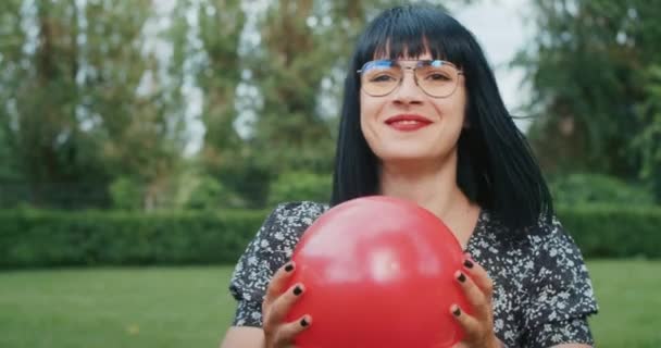 Neşeli Bir Kadın Balonlarla Oynar Seks Sırasında Prezervatiflerin Güvenilirliğini Taklit — Stok video