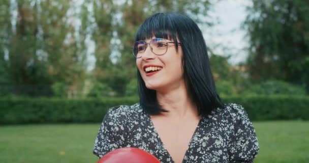 Una Mujer Alegre Juega Con Globos Imitando Fiabilidad Los Condones — Vídeo de stock