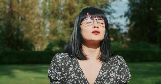 Una Mujer Alegre Juega Con Globos Imitando Fiabilidad Los Condones — Vídeo de stock