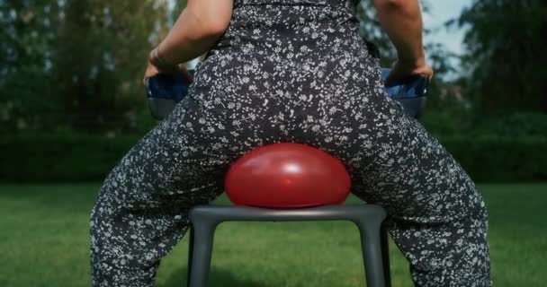 一个快乐的女人玩气球 模仿避孕套在做爱时的可靠性 他们能经受住任何的考验 承受任何的负荷 — 图库视频影像