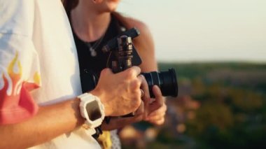 Fotoğrafçı, bebek ve ailenin doğum gününü, yaşam tarzını ve sonbahar günbatımını tarlada çadırla kutluyor.