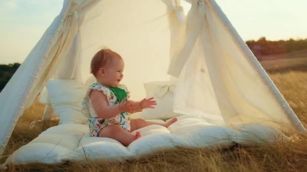 Styl Życia Dzieci Wszystkiego Najlepszego Jesiennym Polu Zachodzie Słońca Mały — Wideo stockowe