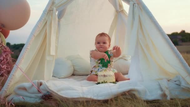 孩子的生活方式 秋天的田野里 在日落时分 一个小孩和蛋糕一起在帐篷里度过了一个快乐的生日 摄影师拍摄了一个生日 家庭和婴儿快乐 — 图库视频影像