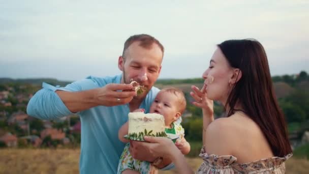 Щаслива Сім Дитиною Святкує Перший Рік Їсть Торт Полі Заході — стокове відео
