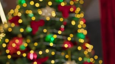 Noel Baba ve Bayan Noel Baba mutlu Noeller diliyor, hediyeler veriyor ve ağacı süslüyor.