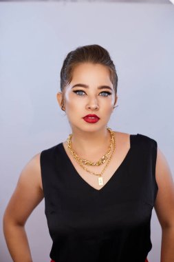 Arka planda genç bir Ukraynalı kadının portresi var. Makyaj ve saç stilinden sonra, giyim reklamı için..