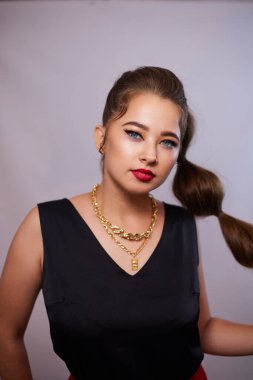 Arka planda genç bir Ukraynalı kadının portresi var. Makyaj ve saç stilinden sonra, giyim reklamı için..
