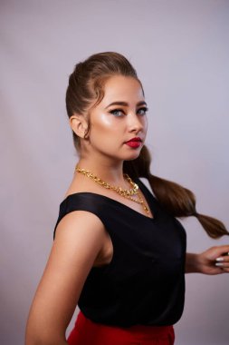 Arka planda genç bir Ukraynalı kadının portresi var. Makyaj ve saç stilinden sonra, giyim reklamı için..