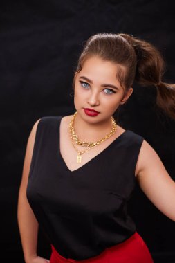 Arka planda genç bir Ukraynalı kadının portresi var. Makyaj ve saç stilinden sonra, giyim reklamı için..