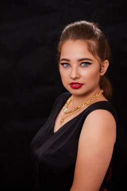 Arka planda genç bir Ukraynalı kadının portresi var. Makyaj ve saç stilinden sonra, giyim reklamı için..