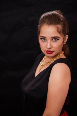 Arka planda genç bir Ukraynalı kadının portresi var. Makyaj ve saç stilinden sonra, giyim reklamı için..