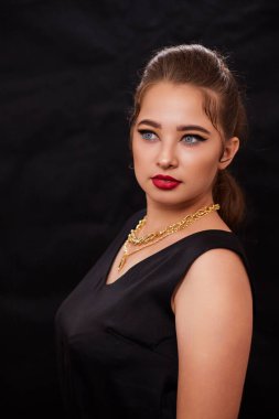Arka planda genç bir Ukraynalı kadının portresi var. Makyaj ve saç stilinden sonra, giyim reklamı için..