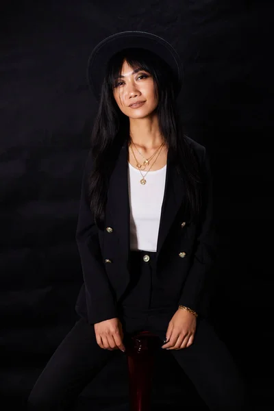 Портрет Красивих Азіатських Жінок Спокійний Впевнений Повсякденному Одязі Білому Тлі — стокове фото