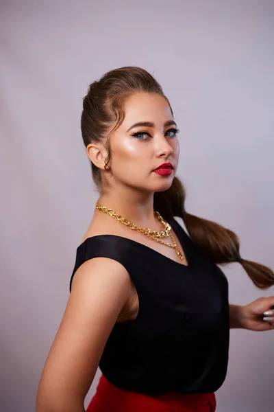Portrait Une Jeune Femme Ukrainienne Arrière Plan Après Maquillage Coiffure — Photo