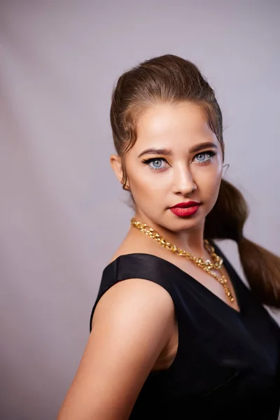 图片说明一位年轻的乌克兰妇女在化妆和发型之后的背景照片 用于服装广告 — 图库照片