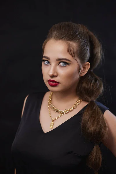 Ritratto Una Giovane Donna Ucraina Sullo Sfondo Dopo Trucco Acconciatura — Foto Stock