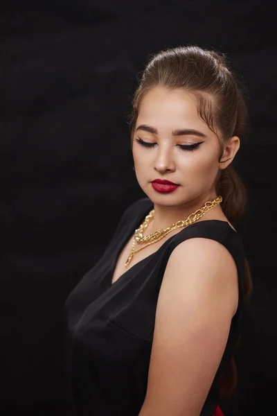 Retrato Uma Jovem Ucraniana Fundo Depois Maquiagem Penteado Para Publicidade — Fotografia de Stock