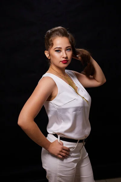 Portretfoto Van Een Jonge Oekraïense Vrouw Achtergrond Make Kapsel Voor — Stockfoto