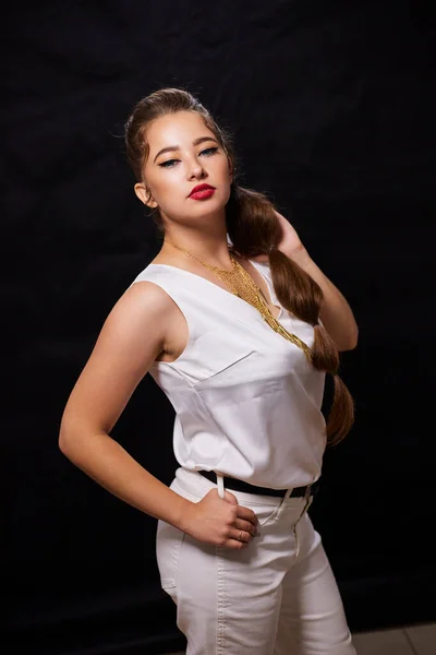 图片说明一位年轻的乌克兰妇女在化妆和发型之后的背景照片 用于服装广告 — 图库照片