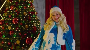 Bayan Noel Baba size mutlu Noeller diliyor..