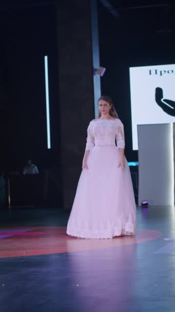 Projektowanie Odzieży Damskiej Kobieta Wybiegu Zbezczeszczenie Pięknej Dziewczyny Kolorowe Sukienki — Wideo stockowe