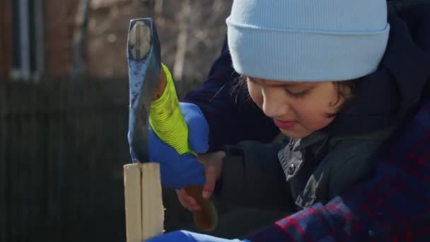 Close Dari Seorang Kakek Dan Cucu Bekerja Sama Kebun Mendiskusikan — Stok Video