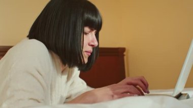 Bu video, genç bir kadının karantina sırasındaki günlük çalışma rutinini gösteriyor. Dizüstü bilgisayarını ve e-postalarını rahatça kullanabiliyor.