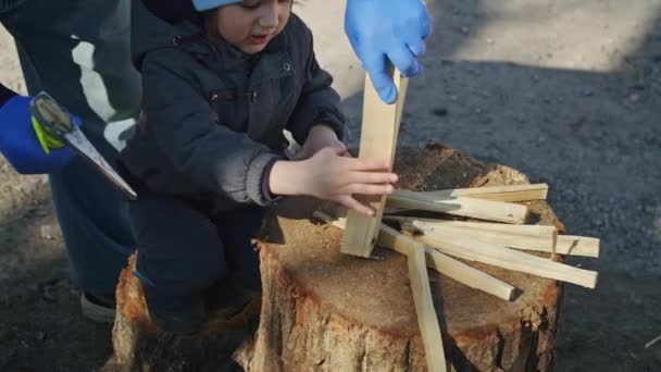 Dziadek Wnuk Pracują Razem Ogrodzie Przekazując Wiedzę Rąbaniu Drewna Opał — Wideo stockowe