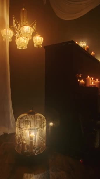 在黑暗的背景下 女巫用黑色蜡烛和巫术魔法表演神秘的仪式 钢琴键的近距离接触加剧了异教和神秘主义 — 图库视频影像