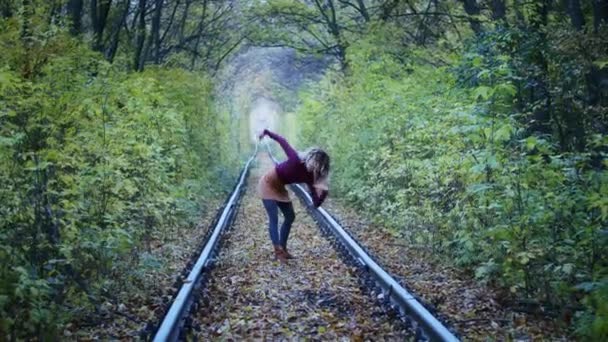 Happy Young Female Tourist Spinning Tunnel Love Autumn Leaves Breathing — Video Stock
