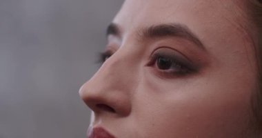 Profesyonel bir fotoğraf stüdyosunda kamera çekimi için modeller hazırlarken. Asyalı bir stilist ve Avrupalı bir makyöz modelleri boyayıp saçlarını yapıyorlar..