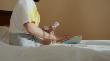 Şık bir otelin lobisinde, ışıl ışıl gülümseyen genç bir kadın, modern bir telefon görüşmesi yapan resepsiyonist tarafından karşılanıyor..