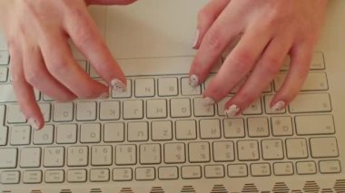 Bu video, karantina sırasında dizüstü bilgisayar, e-posta ve rahat bir kanepe ile birlikte evden işe başlayan genç bir kadını içeriyor. İşlerini hallederken gülümsüyor ve iş arkadaşlarıyla iletişim kuruyor.