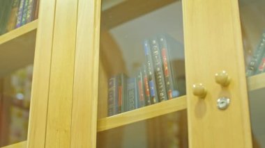 Sinagogdaki Tevrat. Yahudiler için Dinin Önemi 'ni. Sinagogun güzel çekimleri. Genç Yahudiler Tevrat okurlar.