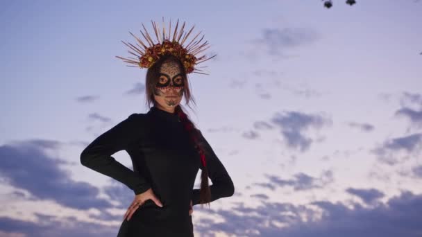 Glad Ung Kvinna Halloween Kostym Och Makeup Danser Naturen Solnedgången — Stockvideo