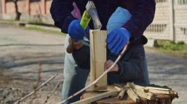 Bahçelerinin huzurlu ortamında eski bir baltayla odun kesme sanatını öğrenen bir büyükbaba ve torun arasında dokunaklı bir an. Ödev ve öğrenme farklı şeyler getirir.