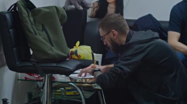 Profesyonel bir dövme sanatçısı yetişkin bir adamın kolunda dövme yapar. Ukraynalı dövme yaptırmaya karar verdi. Rus savaş gemisi. Ukrayna ve Rusya arasındaki çatışma. Savaş 2022