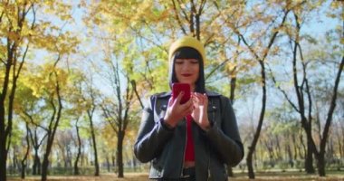 Dağlardaki genç kadın gezgin video bağlantısıyla iletişim kuruyor. Z kuşağı yolculuğu.