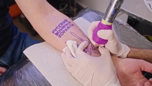 Close Professional Tattoo Artist Makes Tattoo Arm Adult Man Tattoo — Video